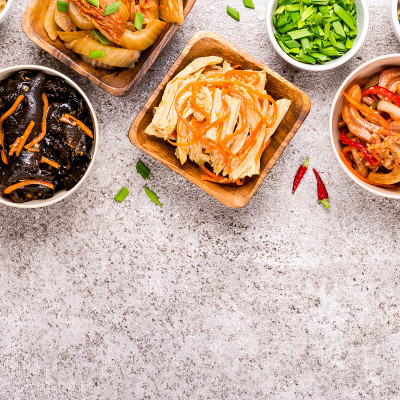 韩国的食物。灰色背景上的辣腌沙拉