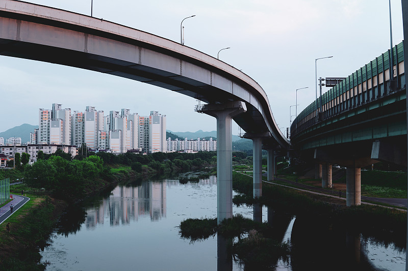 韩国京畿道安阳的市中心和交通景观