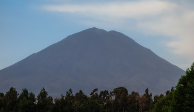 秘鲁阿雷基帕市的米斯提火山剪影