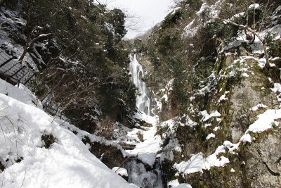 坎巴瀑布的雪景