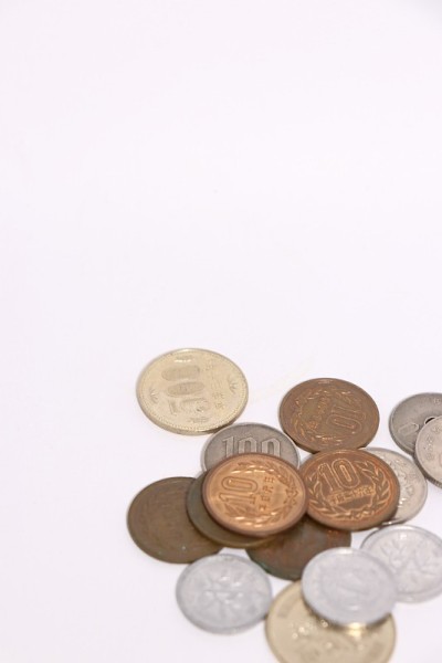 白色背景上的现金。日本的钱(日元)