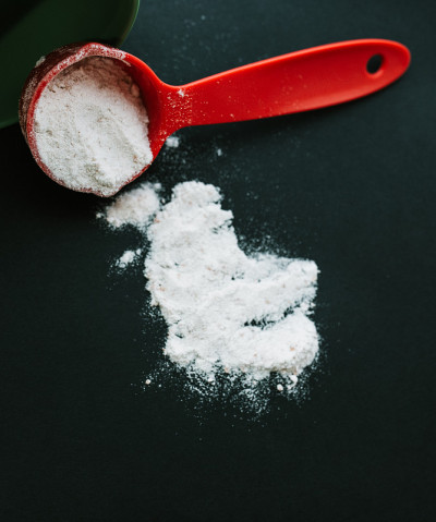 在俯视图中烹饪时使用的一套量杯或量匙