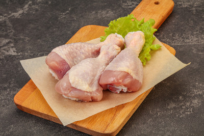 烹饪用的生鸡腿
