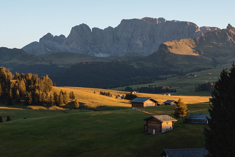 意大利Dolomites，在一个晴朗的夏日日落时分。Seiser Alm是一个白云岩高原和欧洲最大的