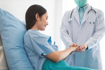 手持医生测量病人的压力。医疗工作者在检查血压或其他健康的年轻人期间。