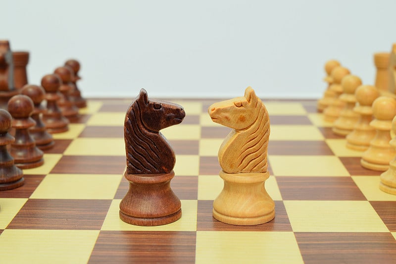 骑士在棋盘中央以一种挑战的姿态