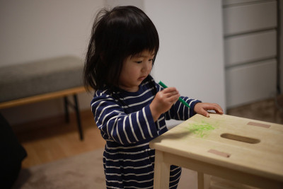 女孩在跳板上涂鸦