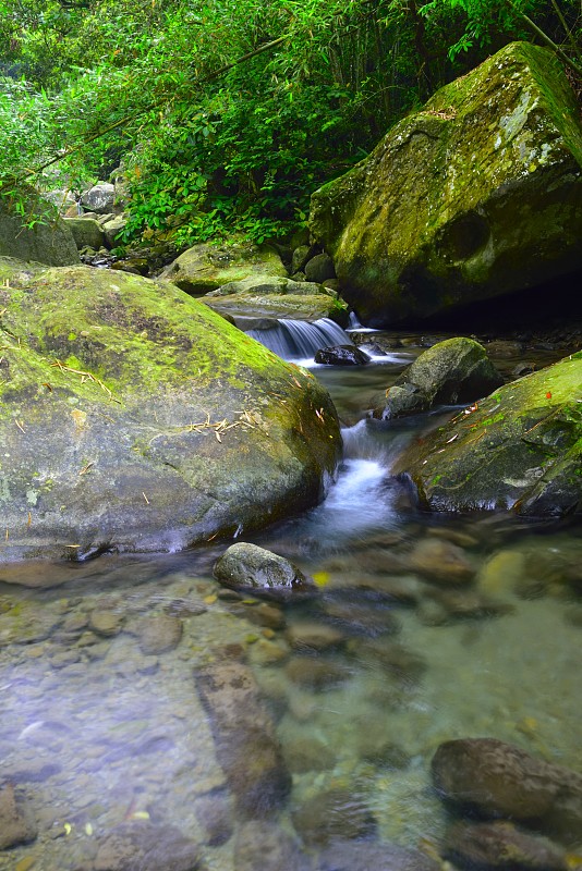 透明的溪流流过山谷和岩石