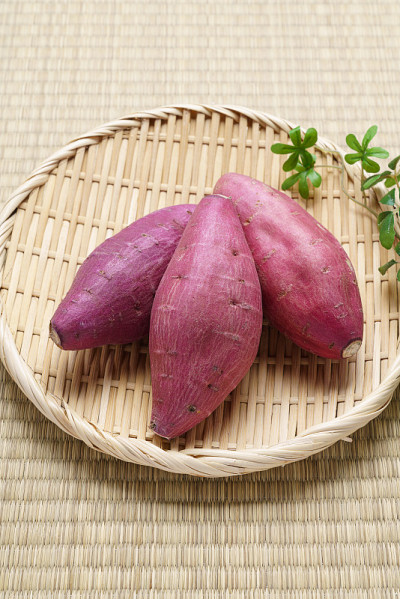日本竹篮上的红薯