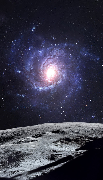 垂直壁纸的月球表面和银河的背景。满天的星星和发光的星云。这张图片的元素是由美国宇航局提供的