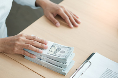 律师拍卖拍卖判决锤与法官。拍卖师击倒销售。