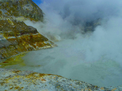 位于新西兰白岛活火山上，近海地陆区