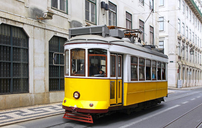 里斯本街头典型的黄色有轨电车