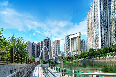 现代高楼和桥梁，贵阳城市景观，中国。