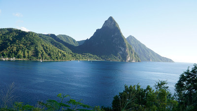 位于加勒比海热带岛屿圣卢西亚的皮顿山脉。