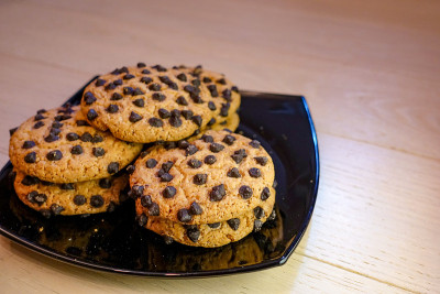 黑盘子里放着燕麦饼干和巧克力片
