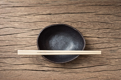 用筷子碗