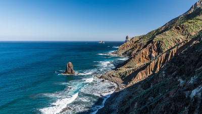 多岩石的海岸被小海湾隔开