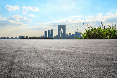 苏州的柏油路和美丽的城市天际线