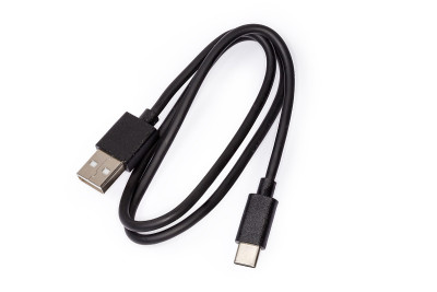 用白色背景连接USB-A到USB-C