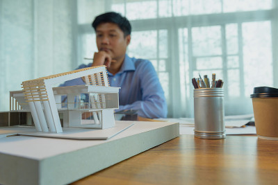 工程师或建筑设计工作。在建筑和建筑结构上的思考和分析，同时在办公桌办公室上寻找模型。选择集中在家庭模