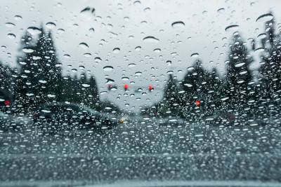 在雨天开车时，雨点落在挡风玻璃上