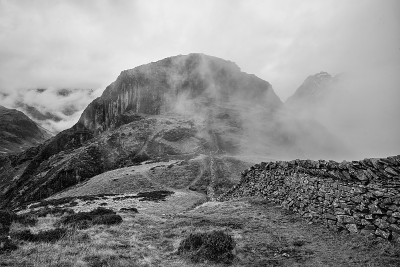 史诗般的黑色和白色的冬季景观图像从Side Pike到Langdale Pike与低水平的云在山顶和