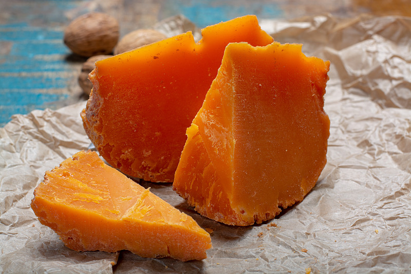 这是里尔产的法国本土陈年奶酪米莫利特(Mimolette)，配上由特殊的奶酪螨制成的灰色凝乳