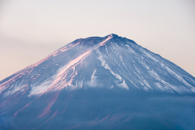 特写富士山与积雪覆盖在早上在川口町