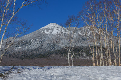 从Ozegahara沼泽看到的hiuchigatake山