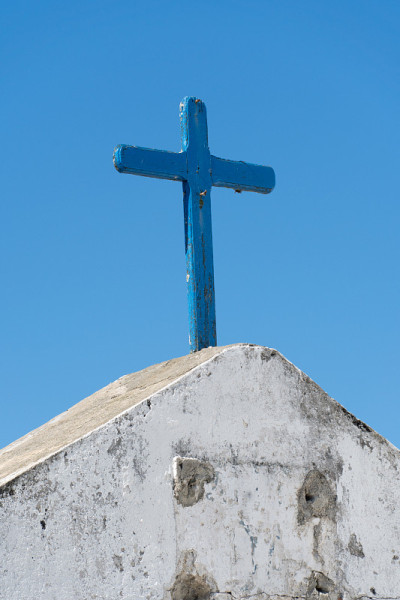 位于里约热内卢萨夸雷马的Nossa Senhora da Nazaré教堂的十字架。晴空万里的日子。