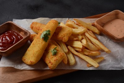 传统的英国食物-鱼和薯条。