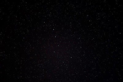北斗七星等星星在夜空中呈黑色