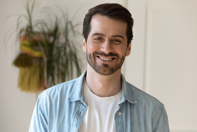 幸福的白人男子微笑的侧面图片
