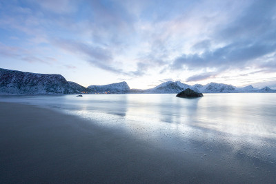 长暴露极夜景观海滩与山区在冬季