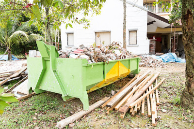 建筑工地内装有重物的建筑垃圾桶。