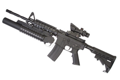 M4A1卡宾枪装备一个M203榴弹发射器
