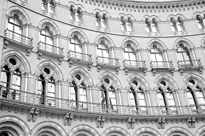 英国伦敦的老墙建筑，窗户和砖外墙