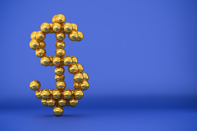 3D渲染:金色足球形成美元符号。体育、足球、足球中的大生意/腐败。蓝色背景。向右复制空格