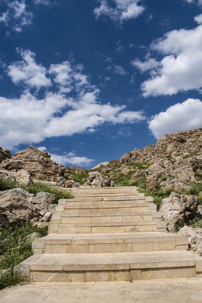 卡塔(土耳其):通往著名的内姆鲁特山(Nemrut Dagi)顶峰的小径。公元前62年，国王安条奥库