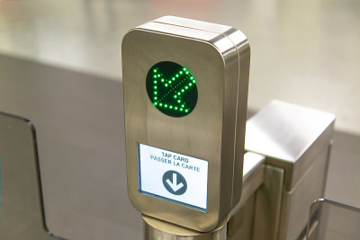 多伦多TTC Metrolinx Presto机器在繁忙的布鲁尔和央站。非接触式智能卡用于进入公共交