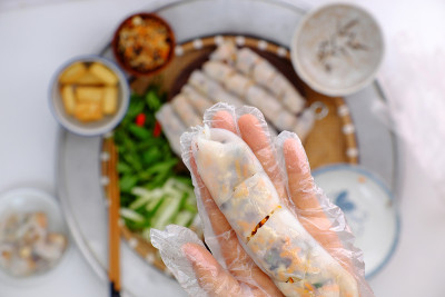 越南女子亲手准备早餐，自制素食米粉，由米粉糊卷成，美味的素食充塞菜