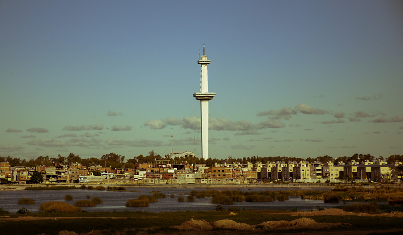 太空塔，“城市公园”的主塔和阿根廷布宜诺斯艾利斯地面上的流行房屋。