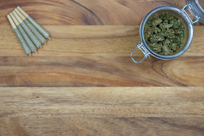 圆锥形接头，在玻璃罐中，木质表面上有杂草碎片