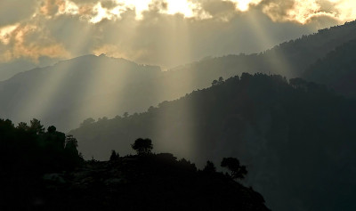 在sierra de Cazorla, seura和Las Villas的灯光和阴影。
