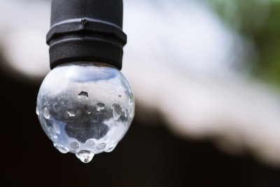 水滴，雨滴从灯泡上落下
