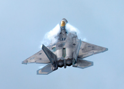 F-22猛禽在高G机动中，驾驶舱周围形成凝结尾迹