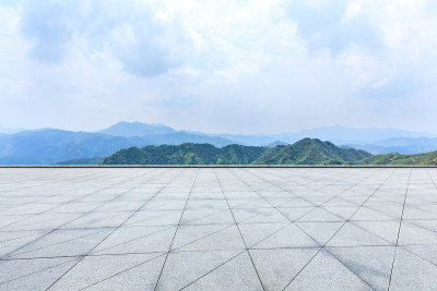 空旷的广场地板，绿色的自然景观