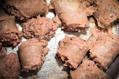 瑞典圣诞食物在装饰的桌子上