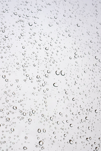 雨滴落在窗户上